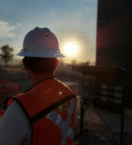 Ingeniero supervisando obra industrial en el Bajío