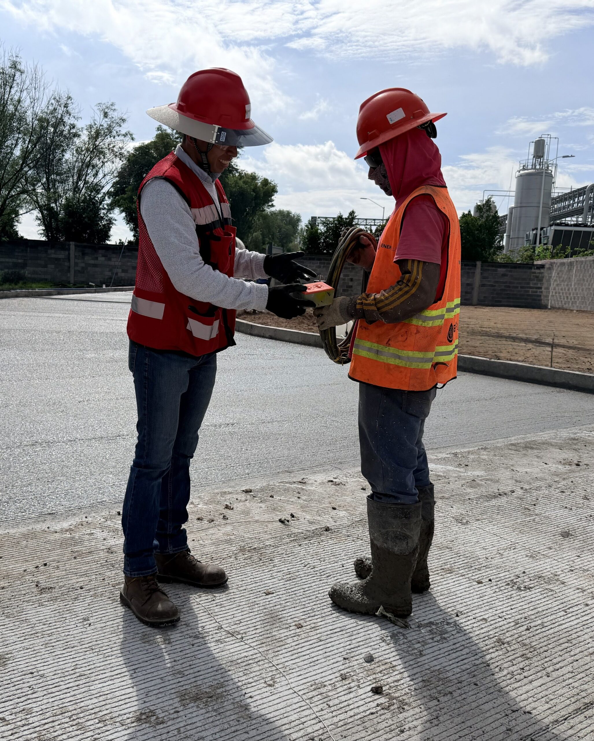 Segurista capacitando a personal operativo en obra en el Bajío