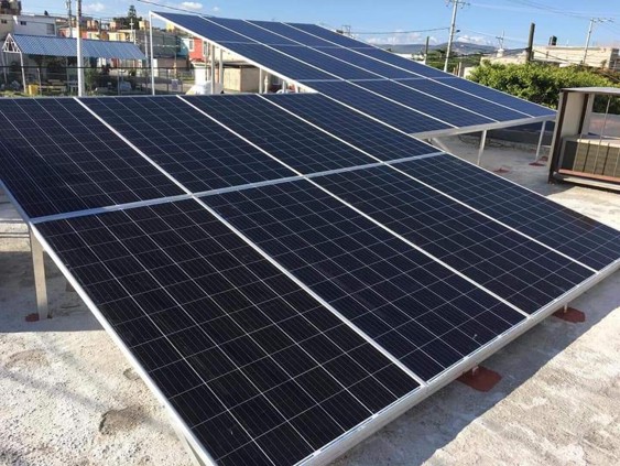 Instalación de sistema fotovoltaico y paneles solares